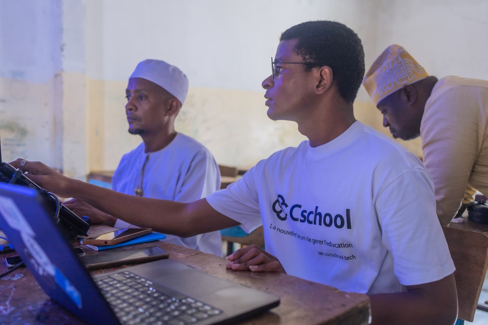 Un membre de l’équipe Cschool accompagne les responsables d’un établissement dans la prise en main de la plateforme